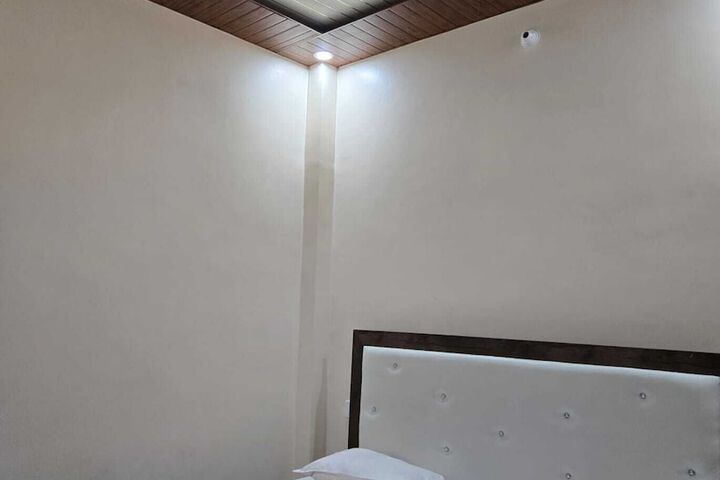 Room 13 of 37