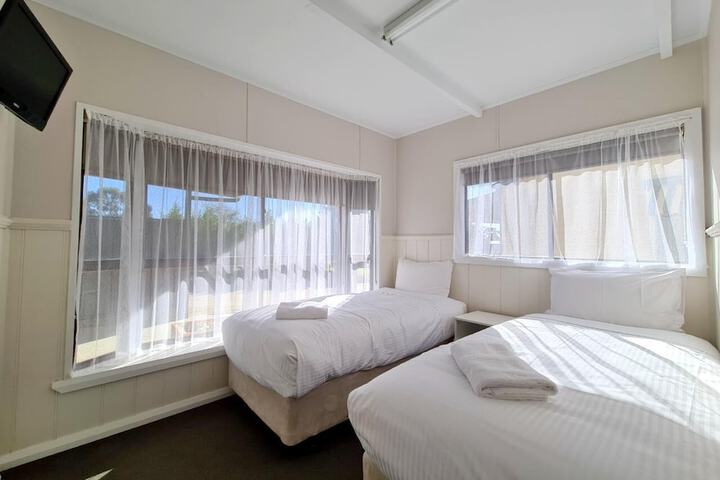 Room 25 of 211