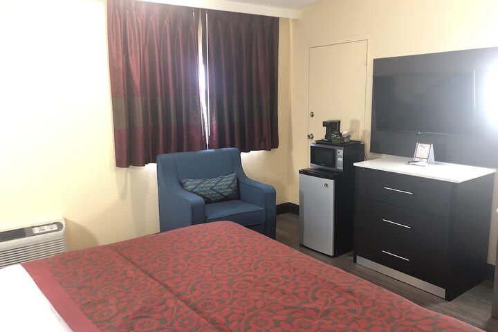 1 King Bed (1 of 8)