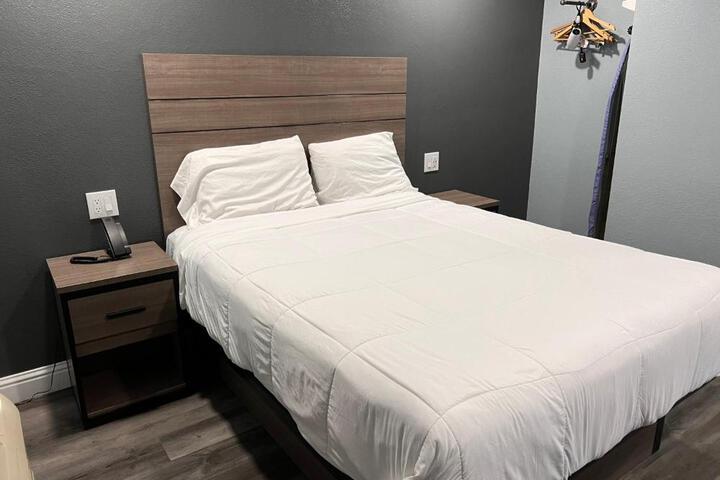 1 Queen Bed (21 of 30)