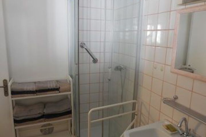 Room 3 of 28