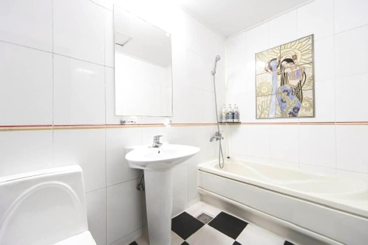 Room 4 of 12