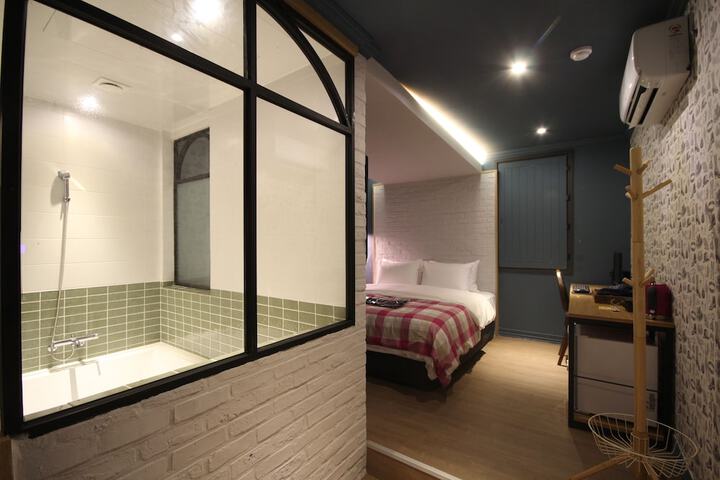 Room 13 of 66