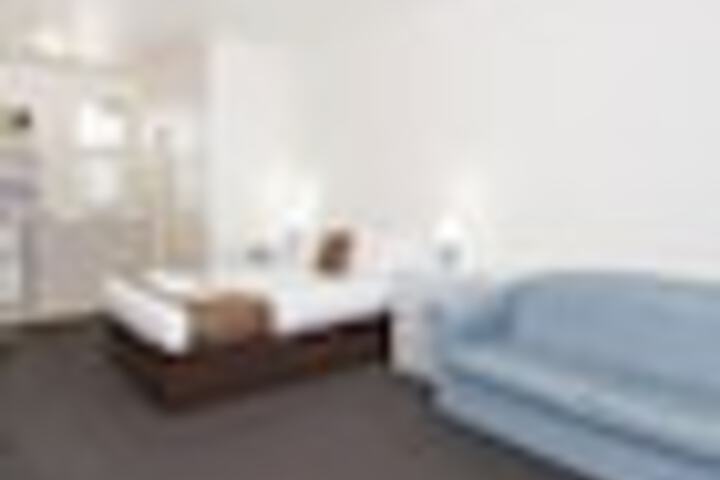 Room 32 of 60