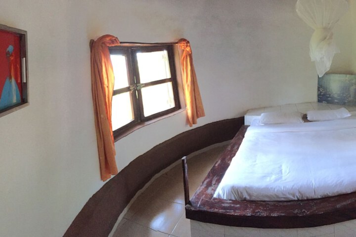 Room 3 of 96