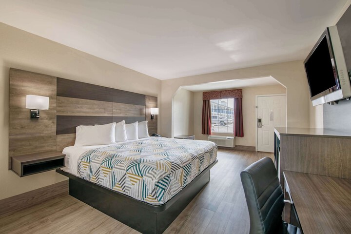 Deluxe Room 1 King Bed Refrigerator, Microwave (3 of 14)
