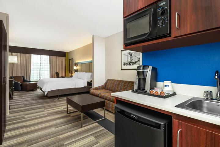 1 King Bed Suite (16 of 18)