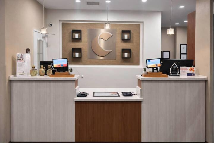 Entrance & Lobby