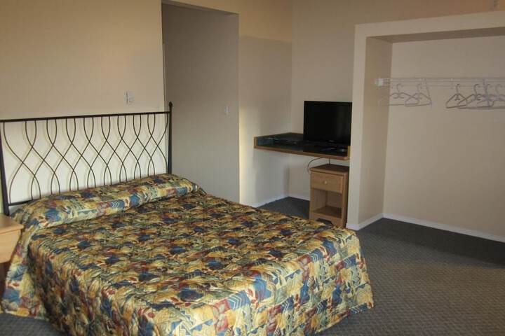 Room 4 of 33