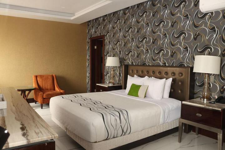 Deluxe King Bed (2 of 20)