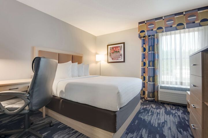 2 Queen Beds Flat Screen Television Microwave and Refrigerator High Speed Internet Accessible Full Breakfast (1 of 12)