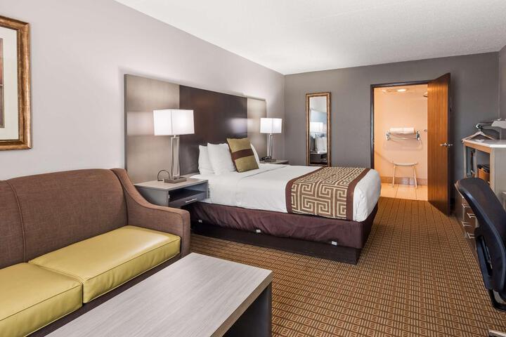 1 King Bed - Wireless High Speed Internet, Microwave and Refrigerator, Hairdryer Coffee (7 of 8)