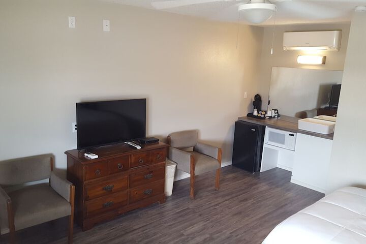 Standard Room, King or Two Doubles (4 of 4)