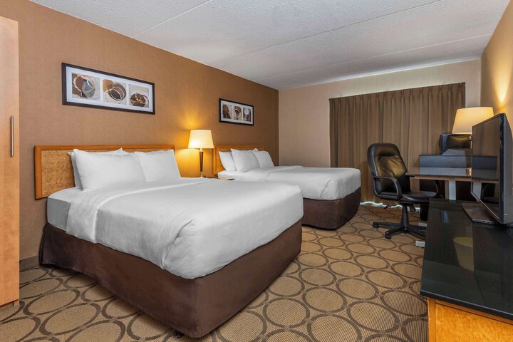 2 Queen Beds (7 of 11)