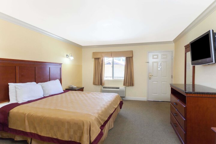 1 King Bed (4 of 9)