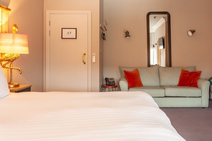 Room 27 of 122