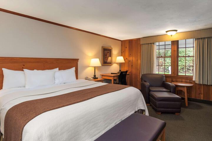 1 King Bed Work Desk Easy Chair Microwave and Refrigerator WiFi Full Breakfast (2 of 15)