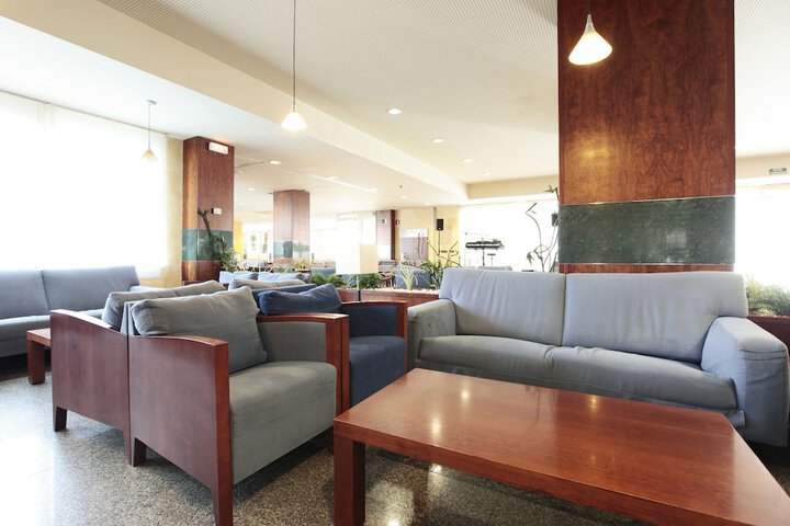 Lounge 72 of 84
