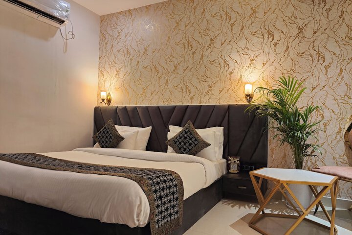 Room 7 of 32