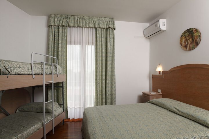 Room 4 of 33
