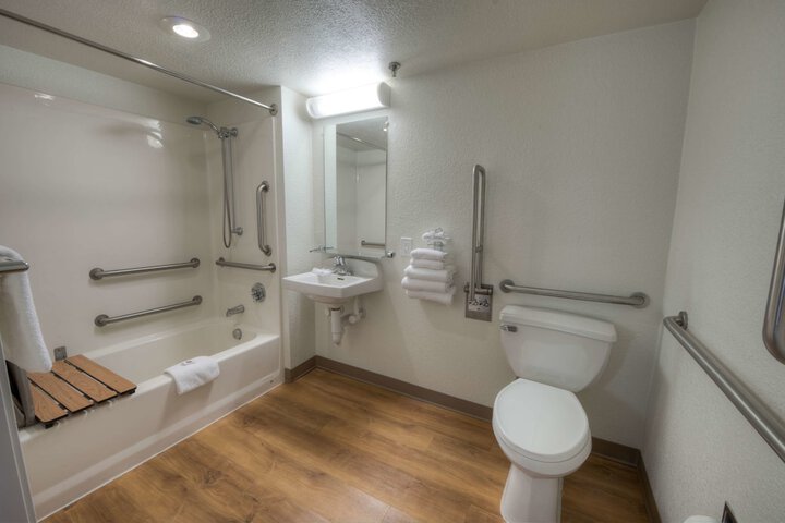 2 Double Beds (14 of 16)