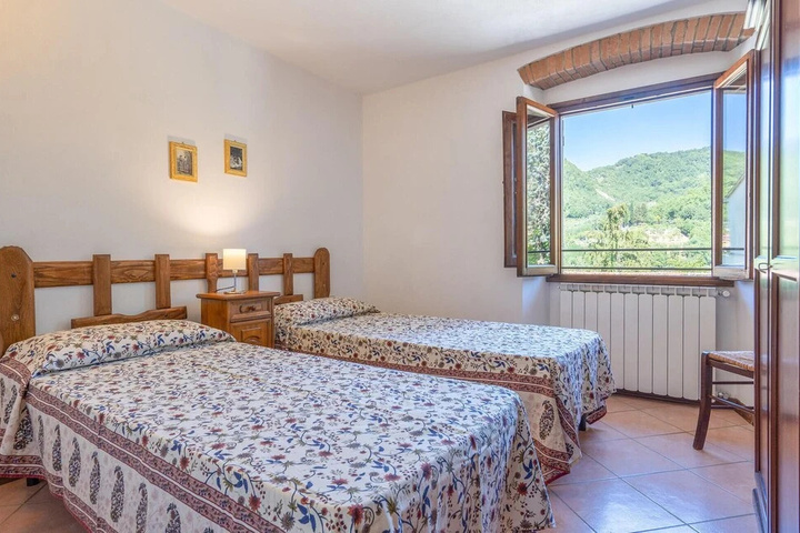 Room 5 of 16
