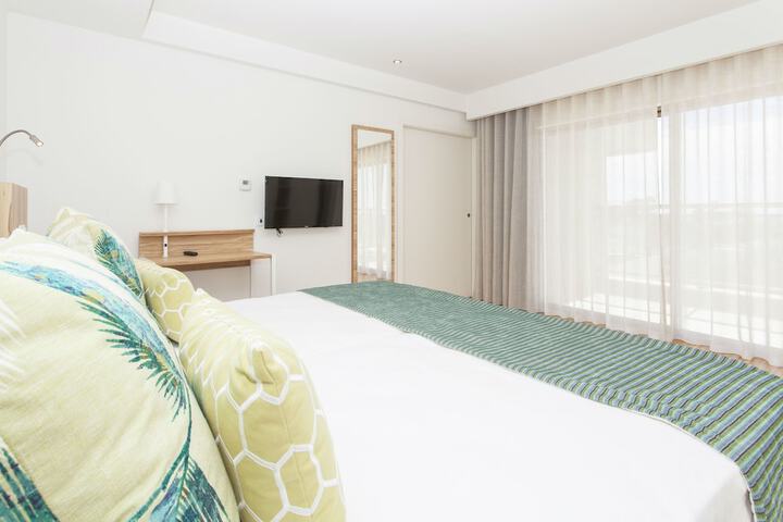 Room 3 of 90