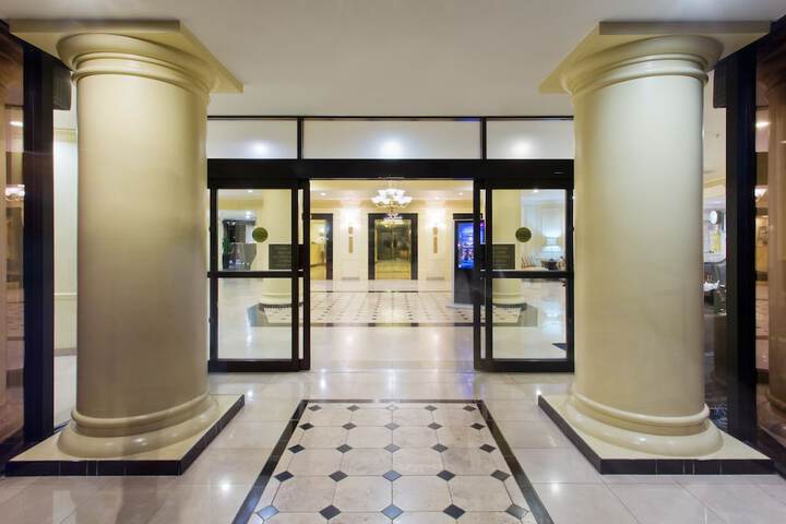 Lobby lounge