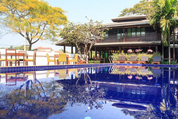 Hotel Pool