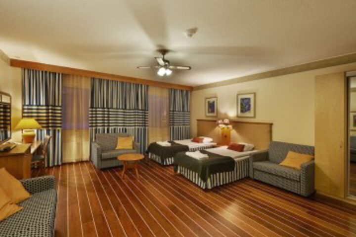 Room 8 of 119