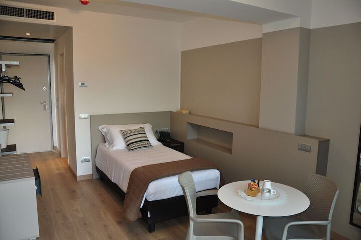 Room 4 of 63