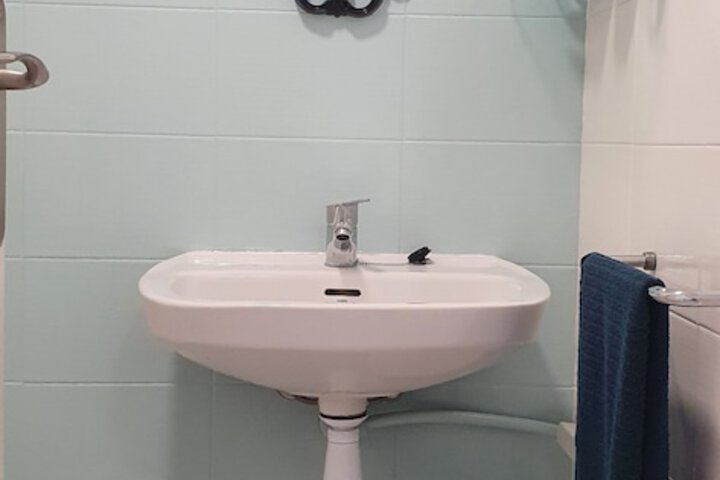 Room 8 of 33