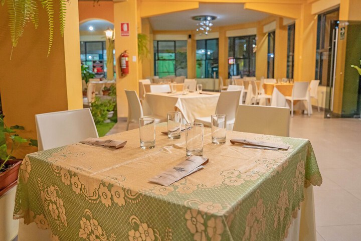 Dining 18 of 23