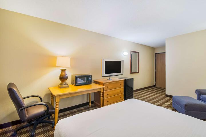 1 Queen Bed (29 of 30)