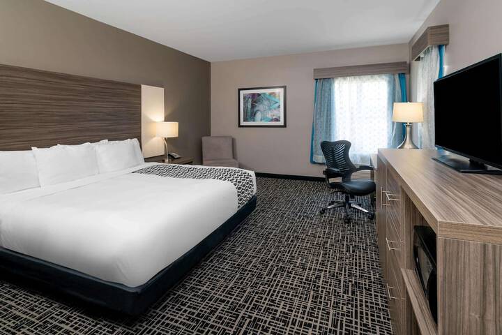 1 King Bed (3 of 8)