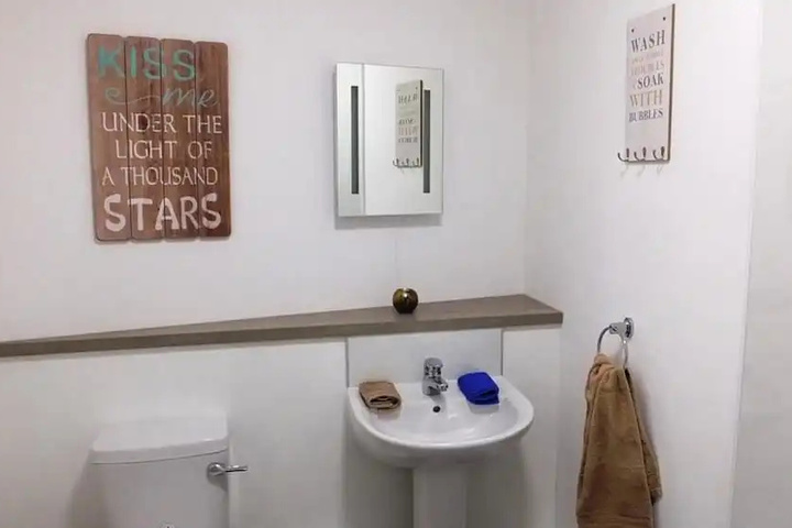Room 8 of 16