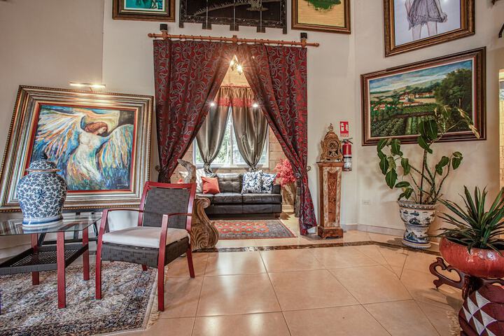 Lounge 48 of 63