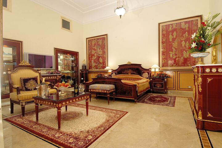 Room 24 of 103