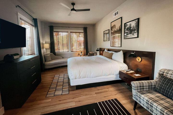 1 King Bed (3 of 20)