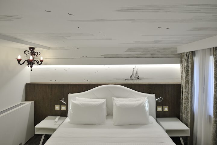 Room 9 of 34