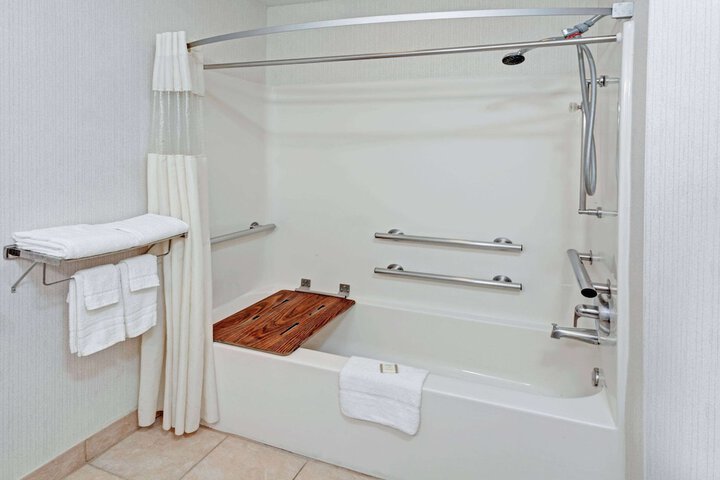 1 Queen Bed (3 of 15)