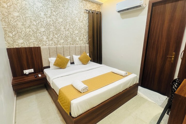 Room 33 of 74