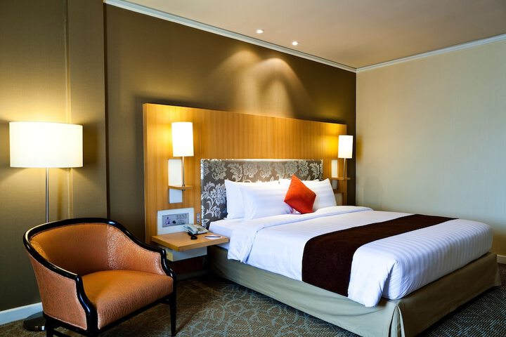 Room 18 of 100
