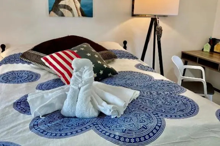 Room 6 of 12