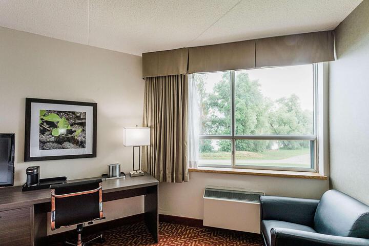 1 King Bed Tower Whirlpool Fireplace Microwave and Refrigerator WiFi (22 of 44)