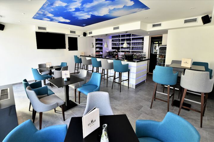 Lounge 71 of 87