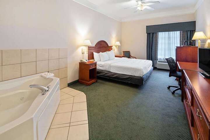 1 King Bed (11 of 12)