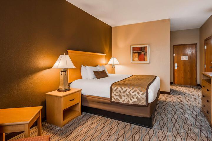 1 King Bed Flat Screen Television Microwave and Refrigerator High Speed Internet Accessible Full Breakfast (10 of 10)
