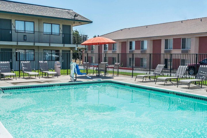 Pool 17 of 25
