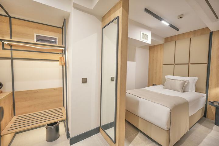 Room 9 of 27